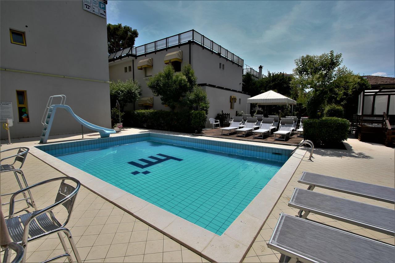 Hotel Marzia Con Piscina Riccione Dış mekan fotoğraf