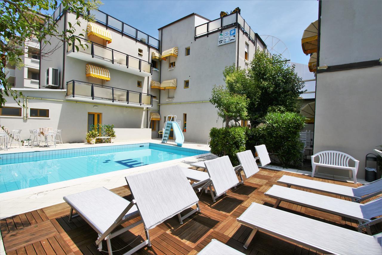 Hotel Marzia Con Piscina Riccione Dış mekan fotoğraf