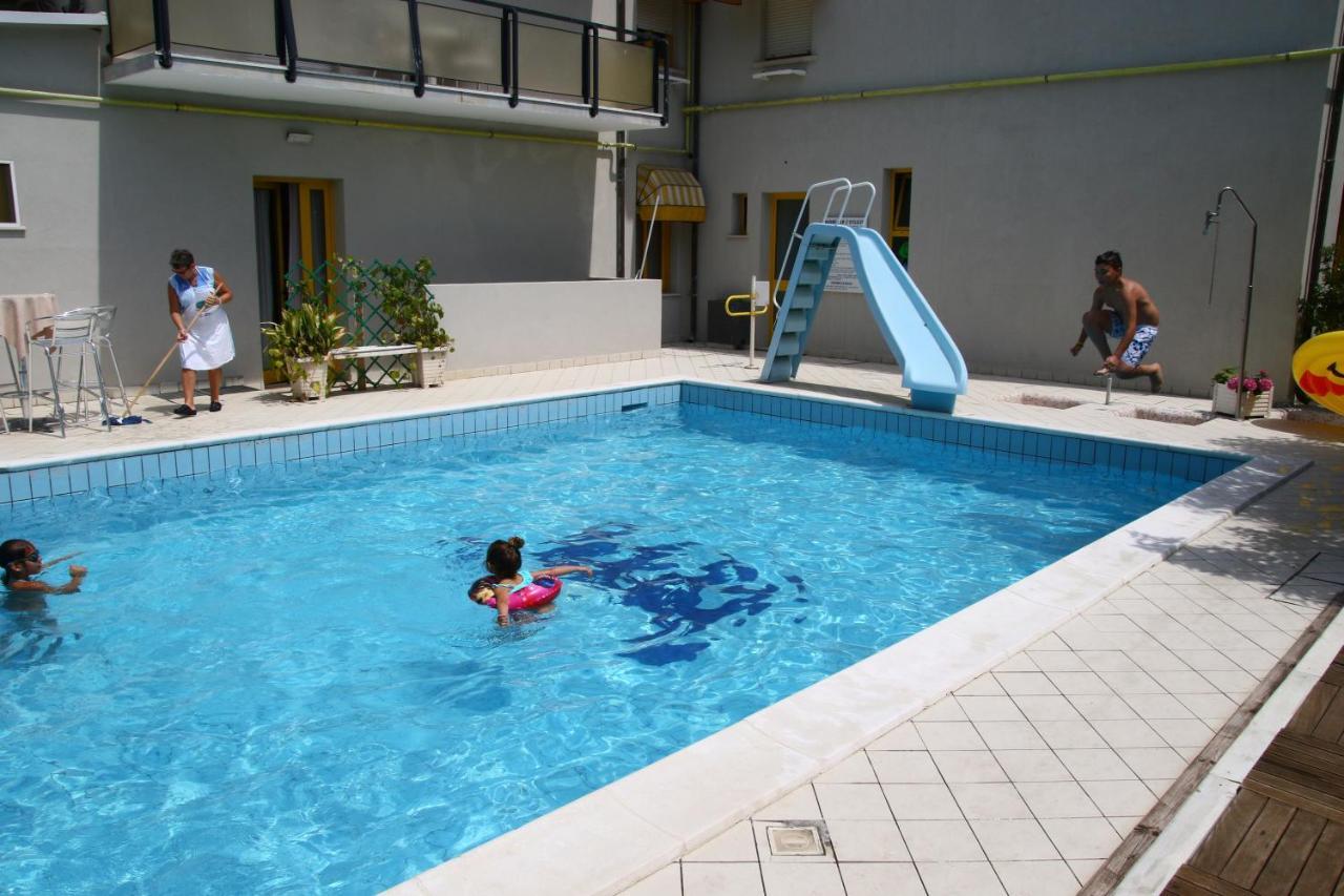 Hotel Marzia Con Piscina Riccione Dış mekan fotoğraf
