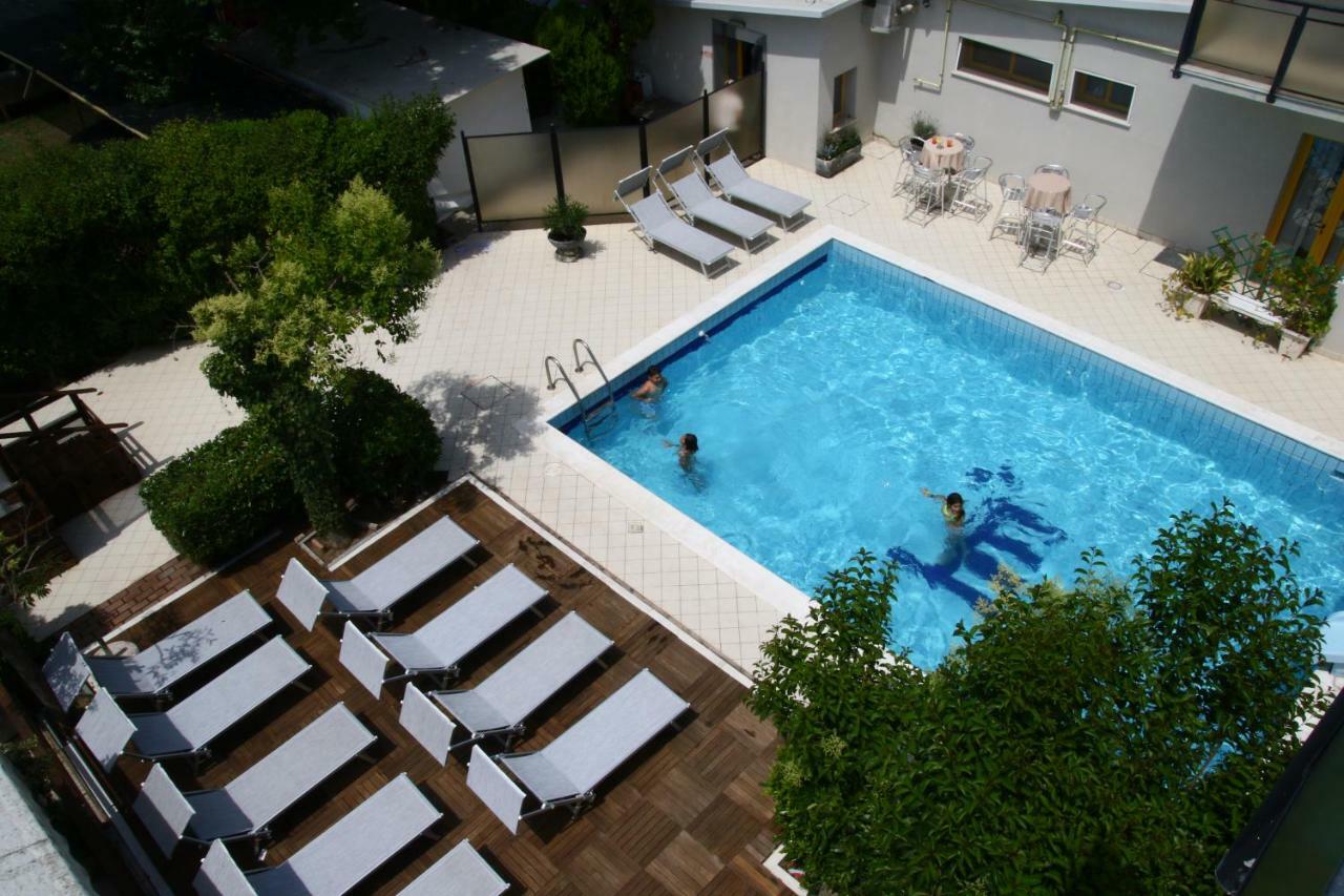 Hotel Marzia Con Piscina Riccione Dış mekan fotoğraf