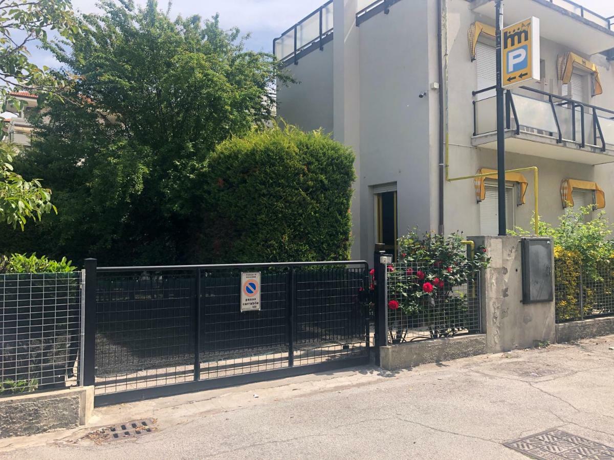 Hotel Marzia Con Piscina Riccione Dış mekan fotoğraf