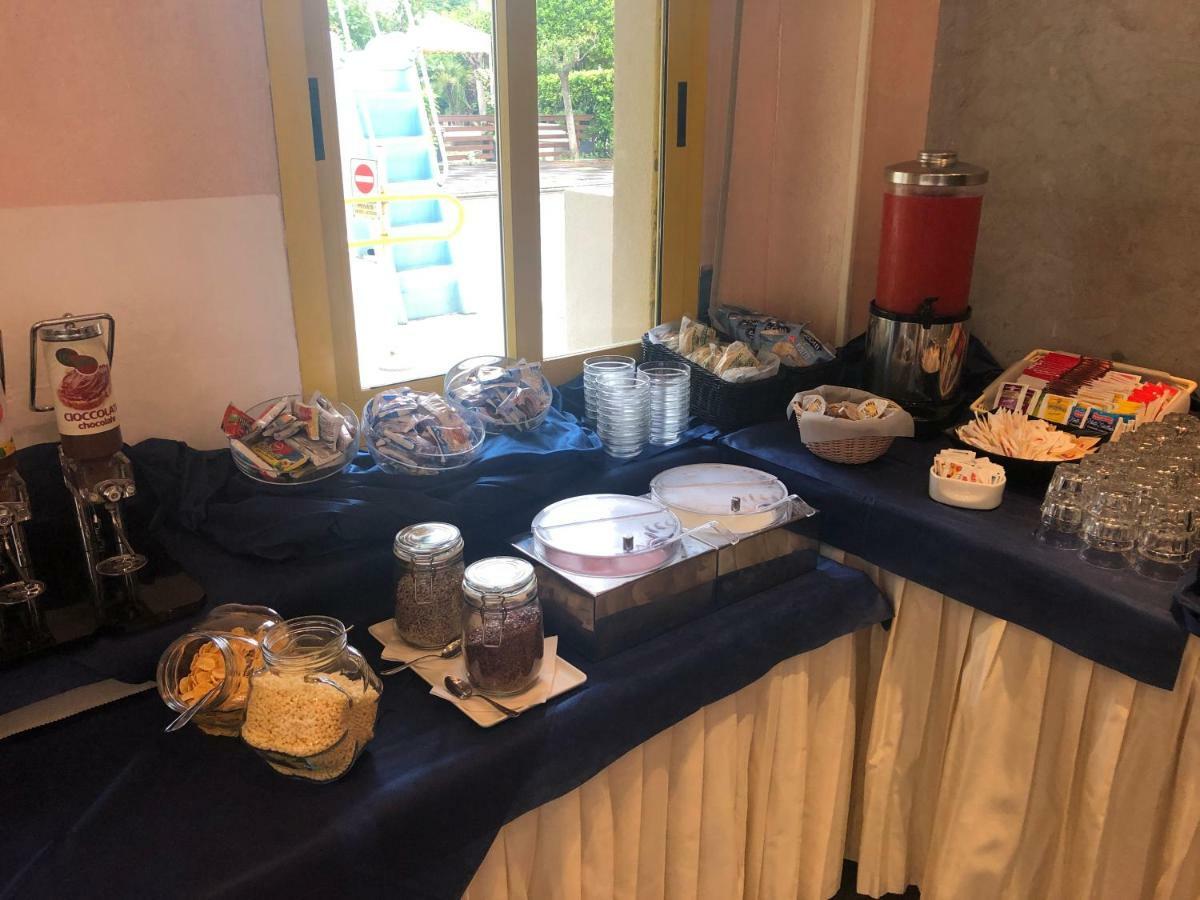 Hotel Marzia Con Piscina Riccione Dış mekan fotoğraf